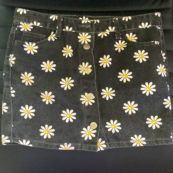 Black denim skirt with white flowers. - Picture 1 of 5